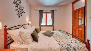 Family Villa, 4 Bedrooms, Mountainside (Pool Villa Abbazia Seaview) | 4 bilik tidur, seterika/papan seterika, Wi-fi percuma, cadar katil