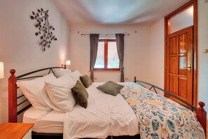 Family Villa, 4 Bedrooms, Mountainside (Pool Villa Abbazia Seaview)