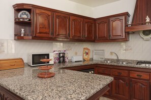 Fridge, microwave, oven, stovetop - Costa Red Villa, Quarteira, Algarve (Semino)