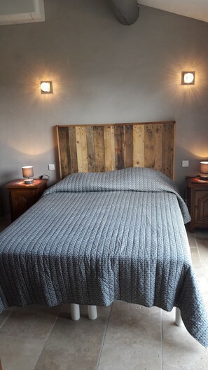 4 bedrooms, iron/ironing board, travel crib, free WiFi - MAS MAURICE MAS DANSAVAN in LUBERON Swimming pool air conditioning green space wifi (Oppède)