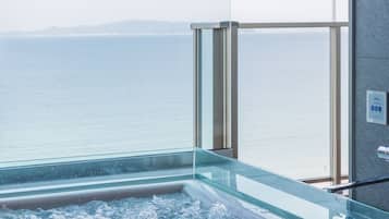 浪漫套房 | 浴室 | 按摩浴缸、淋浴花灑、名牌盥洗用品、吹風機