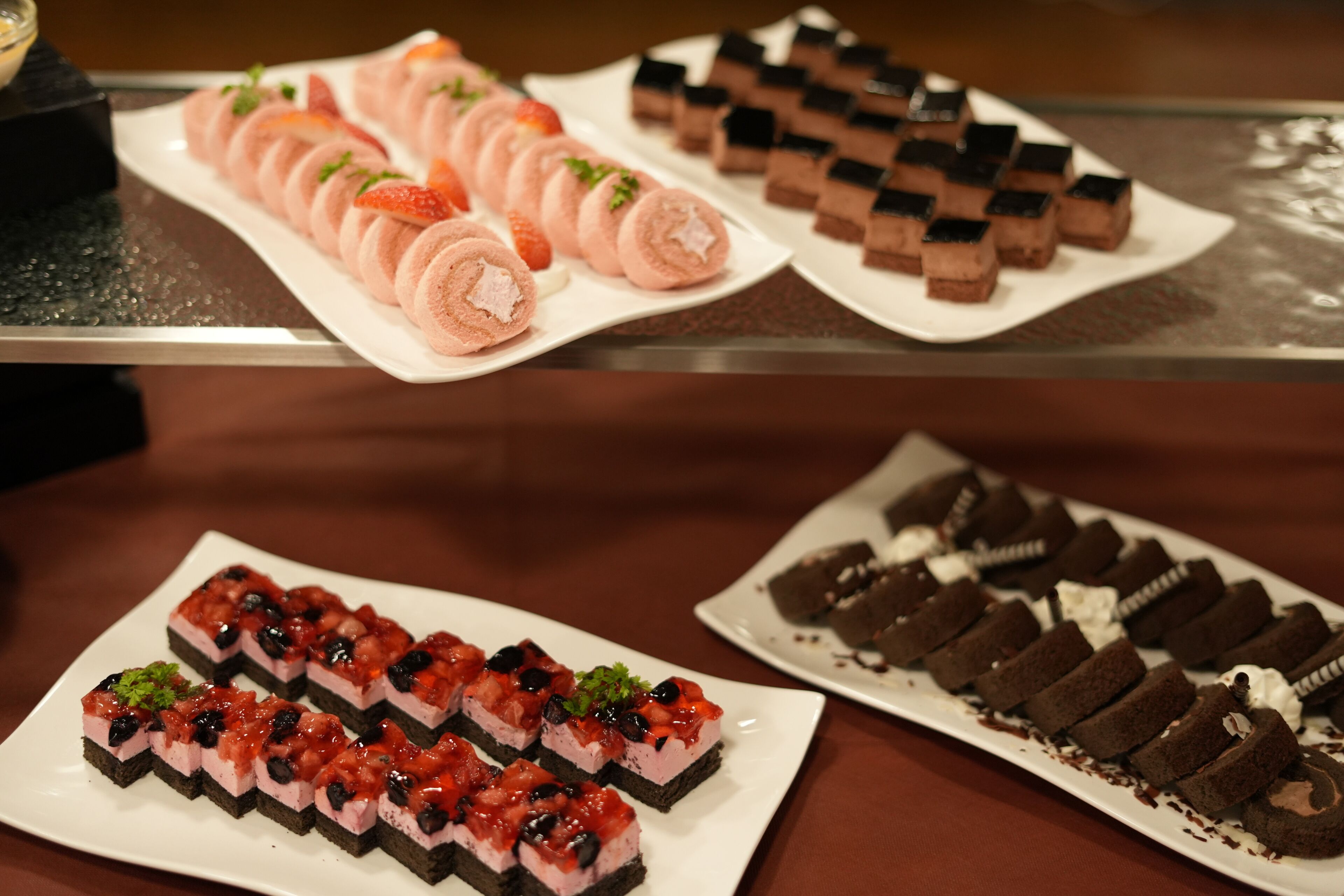 Diversas opciones de postres sobre platos blancos.