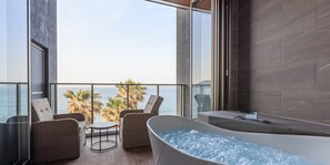 Luxury Twin Room | Bathroom | Jetted bath, rainfall showerhead, designer toiletries, hair dryer - ALBAHOTELANDGLAMPING (Fukuoka)