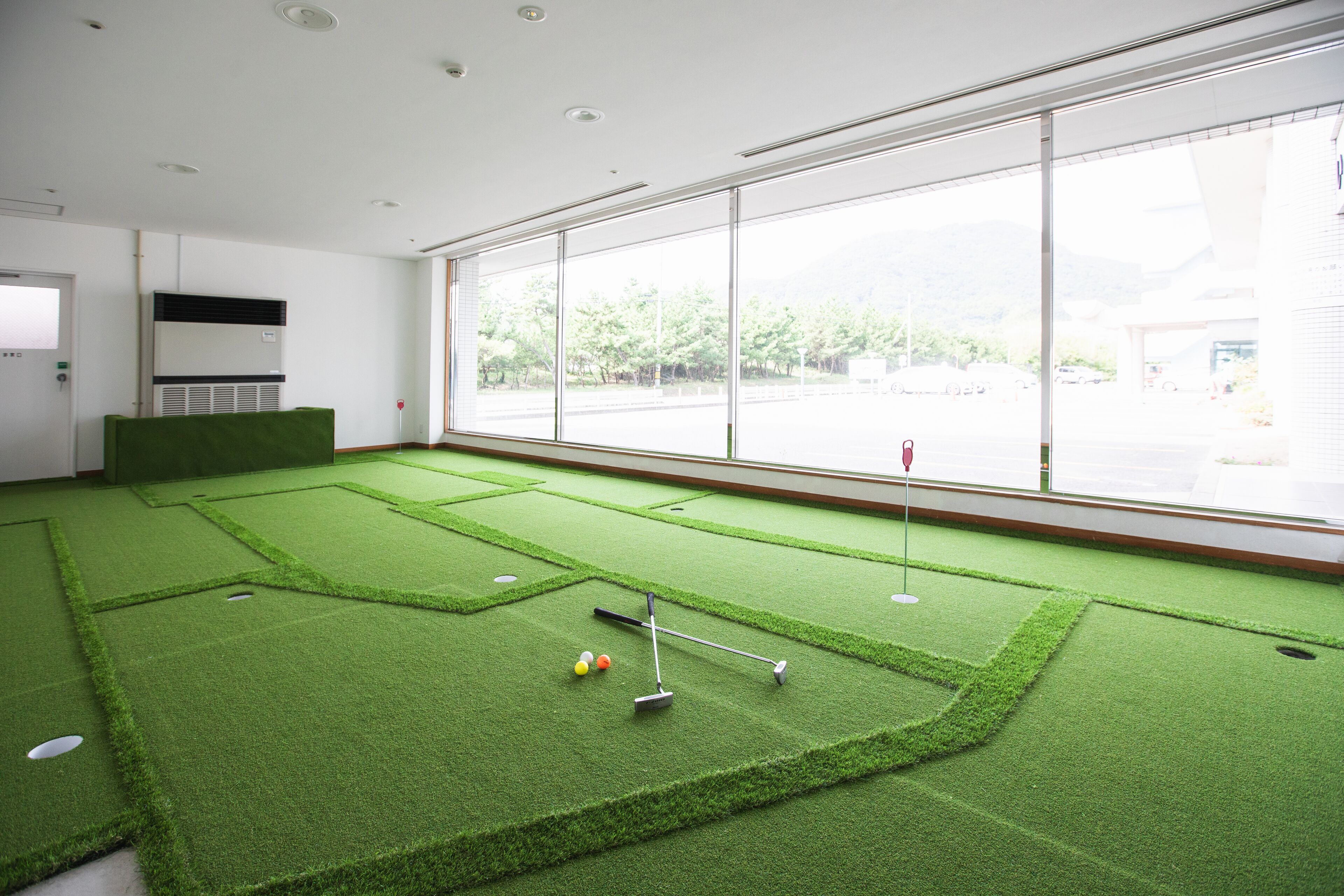 Indoor golf driving range