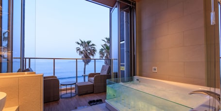 Luxury Double Room | Bathroom | Jetted tub, rainfall showerhead, designer toiletries, hair dryer. ALBAHOTELANDGLAMPING