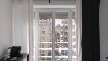 Habitación Deluxe doble | Ropa de cama de alta calidad, colchones viscoelásticos, cortinas opacas