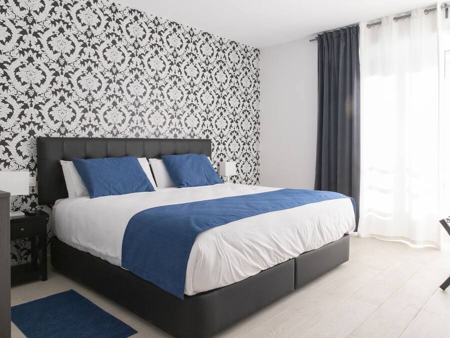 Deluxe tweepersoonskamer | Luxe beddengoed, bedden met traagschuimmatras, verduisterende gordijnen