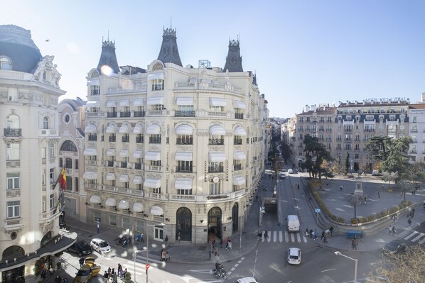 Un bâtiment historique à l’architecture riche et élaborée, doté de nombreux balcons et d’une entrée centrale.