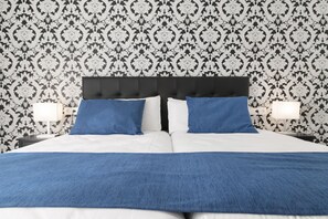 Deluxe Double Room | Premium bedding, memory-foam beds, blackout curtains, soundproofing - I Host You (Madrid)