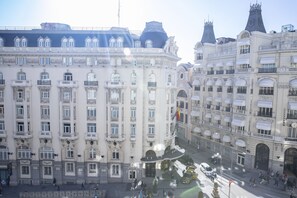 Un grand bâtiment historique à étages, doté de détails architecturaux élaborés et d’une entrée imposante.