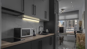 Een moderne keuken met een ingebouwde magnetron, waterkoker en koffiezetapparaat.