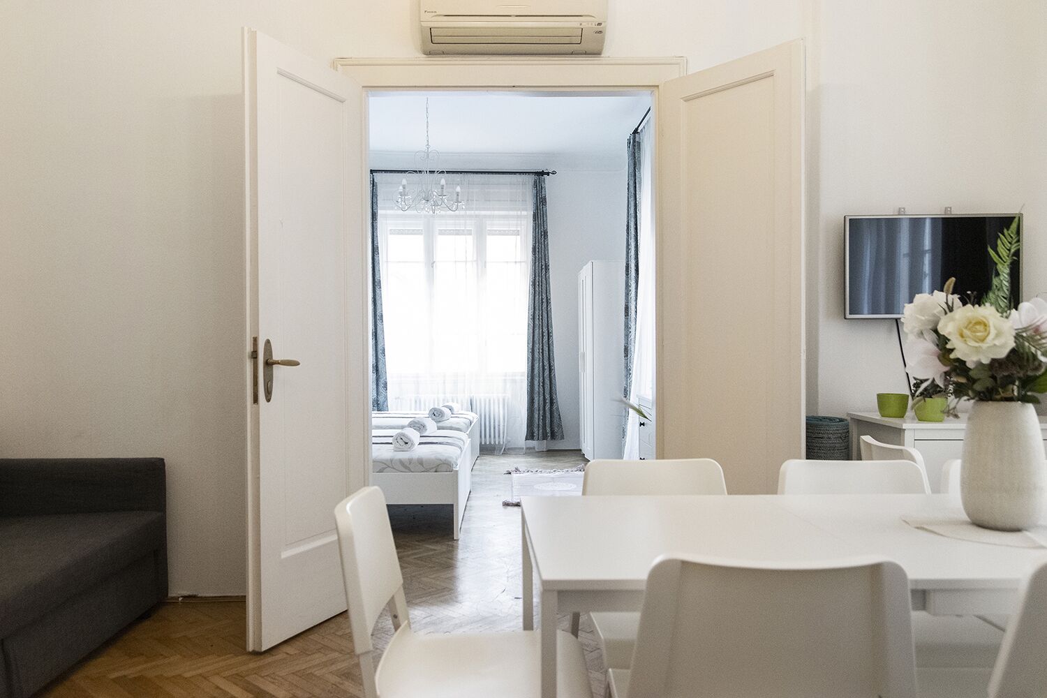 Comfort Apartment | Ruang tamu | 37 inci televisyen LED dengan kabel, TV 