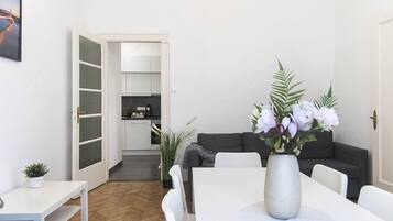 Departamento Confort | Área de sala de estar | Televisión LED de 37 pulgadas con canales por cable y televisión