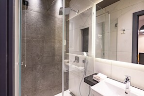 Superior Suite | Bathroom | Hair dryer, slippers, towels - Hotel Element (Novi Sad)