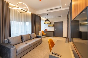 Superior-sviitti | Ylelliset vuodevaatteet, minibaari, tallelokero huoneessa, äänieristys