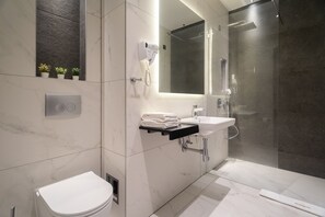 Junior Suite | Bathroom | Hair dryer, slippers, towels - Hotel Element (Novi Sad)