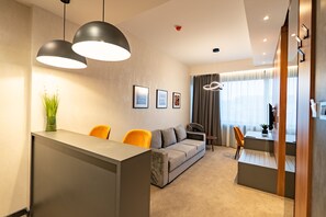 Ropa de cama de alta calidad y minibar 