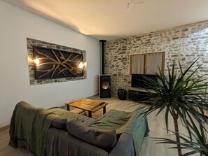 Smart-tv, boeken, een stereo en een computerscherm