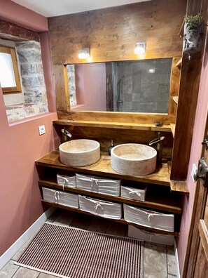 Douche, sĂšche-cheveux, serviettes fournies, savon