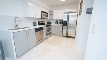 Réfrigérateur, micro-ondes, four, plaque de cuisson