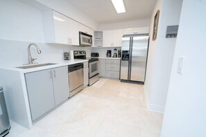 Fridge, microwave, oven, stovetop - 2BR Heart of Brickell W/ Pool, Hot Tub, and Gym! (Miami)