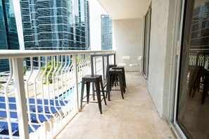 Property grounds - 2BR Heart of Brickell W/ Pool, Hot Tub, and Gym! (Miami)