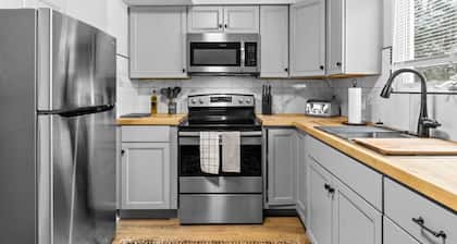 Boho Chic Work Escape - 2-Bedroom, Close to Burlington/Airport