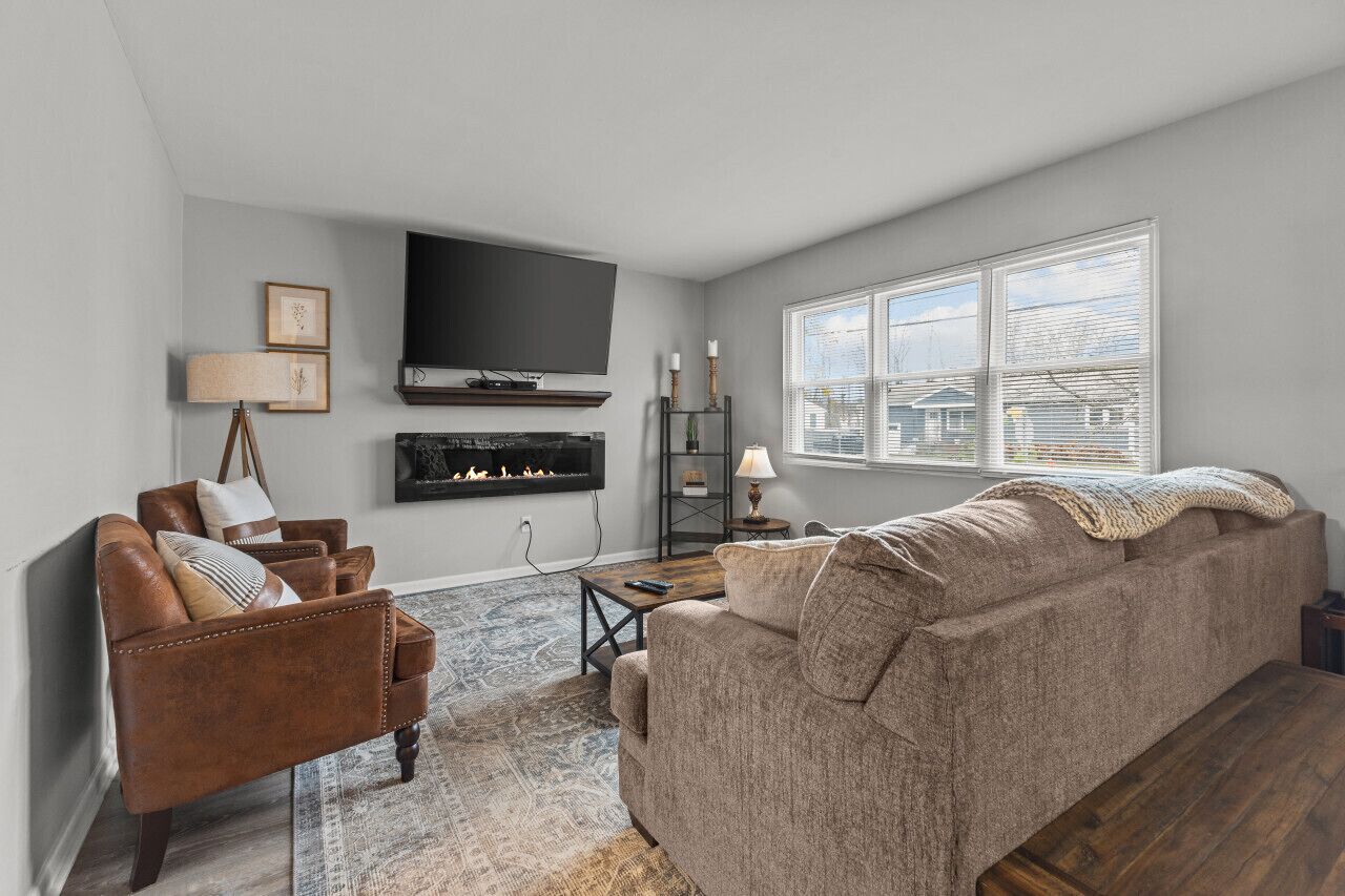 TV, fireplace