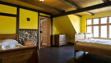 4 bedrooms, desk, travel cot, free WiFi