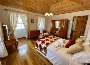 3 bedrooms, desk, iron/ironing board, free WiFi