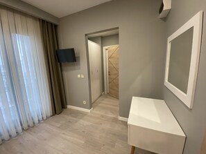 Superior Double Room | Free minibar items, in-room safe, desk, soundproofing - Li Hotel Pera (Istanbul)