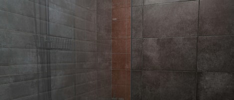 Appartement | Badkamer | Gratis toiletartikelen, een haardroger, zeep, shampoo