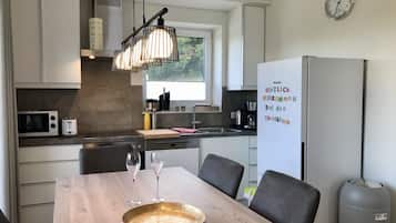 Huis | Privékeuken | Een koelkast, een microgolfoven, een oven, een kookplaat