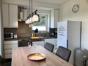 Hus | Eget kjøkken | Kjøleskap, mikrobølgeovn, ovn og kokeplater
