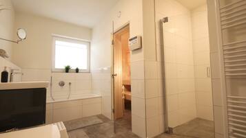 Ferienhaus | Badezimmer | Badewanne und Dusche (separat), Haartrockner