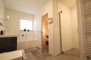 Casa | Baño | Tina y regadera independientes y secadora de cabello 