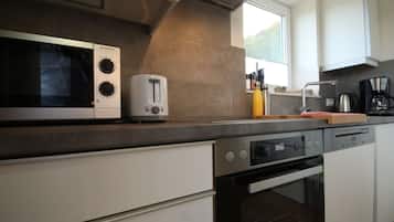 House | Private kitchen | Fridge, microwave, oven, stovetop