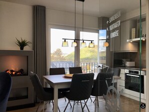 Hus | Eget kjøkken | Kjøleskap, mikrobølgeovn, ovn og kokeplater