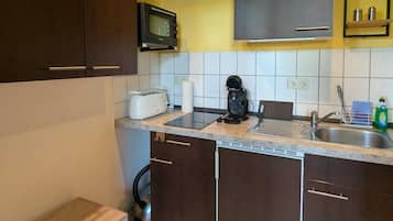 Kühlschrank, Ofen, Herdplatte, Wasserkocher mit Kaffee-/Teezubehör