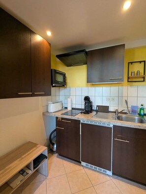 Fridge, oven, stovetop, coffee/tea maker