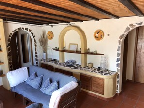 تلفزيون ذكي، مدفأة، كُتُب