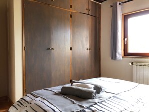 3 makuuhuonetta, työpöytä, silitysrauta/-lauta, vauvan matkasänky