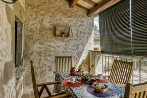 Outdoor dining - Country House 'El Rebost Rural De Can Gat Vell' with Shared Pool, Wi-Fi and Air Conditioning (Saus, Camallera i Llampaies)