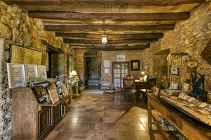 Interior - Country House 'El Rebost Rural De Can Gat Vell' with Shared Pool, Wi-Fi and Air Conditioning (Saus, Camallera i Llampaies)