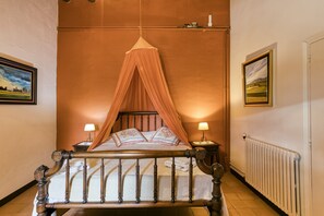 2 bedrooms, iron/ironing board, free WiFi, bed sheets - Country House 'El Rebost Rural De Can Gat Vell' with Shared Pool, Wi-Fi and Air Conditioning (Saus, Camallera i Llampaies)