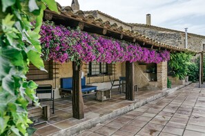 Outdoor dining - Country House 'El Rebost Rural De Can Gat Vell' with Shared Pool, Wi-Fi and Air Conditioning (Saus, Camallera i Llampaies)