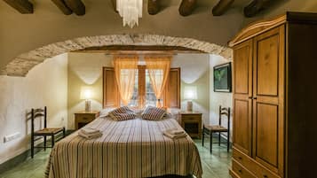 8 bedrooms, iron/ironing board, free WiFi, bed sheets