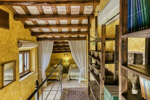 8 slaapkamers, een strijkplank/strijkijzer, gratis wifi, beddengoed