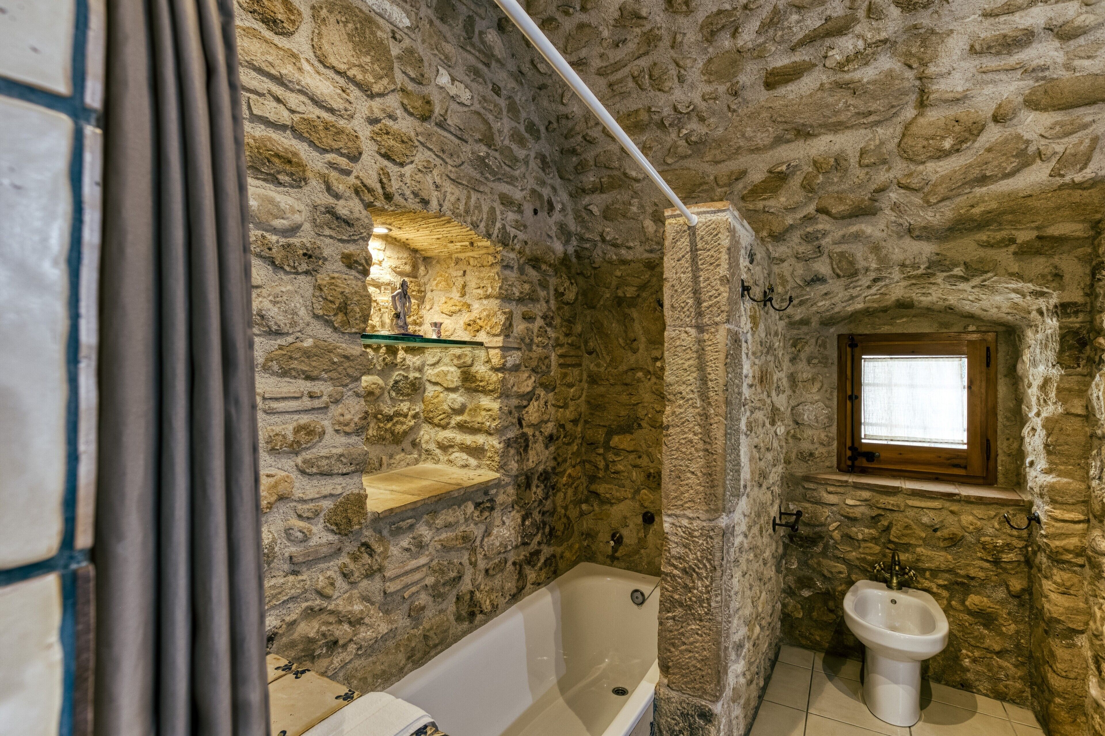 Baignoire, sèche-cheveux, serviettes fournies