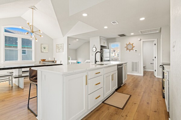 冷蔵庫、電子レンジ、オーブン、コンロ